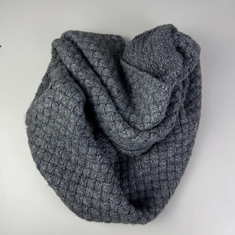 NWT DKNY Donna Karan New York Gray Knit Infinity Scarf Neck Warmer Cowl One Size